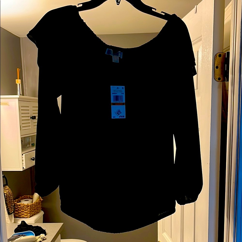 Cute off shoulder top! Never worn w tags size small but stretchy